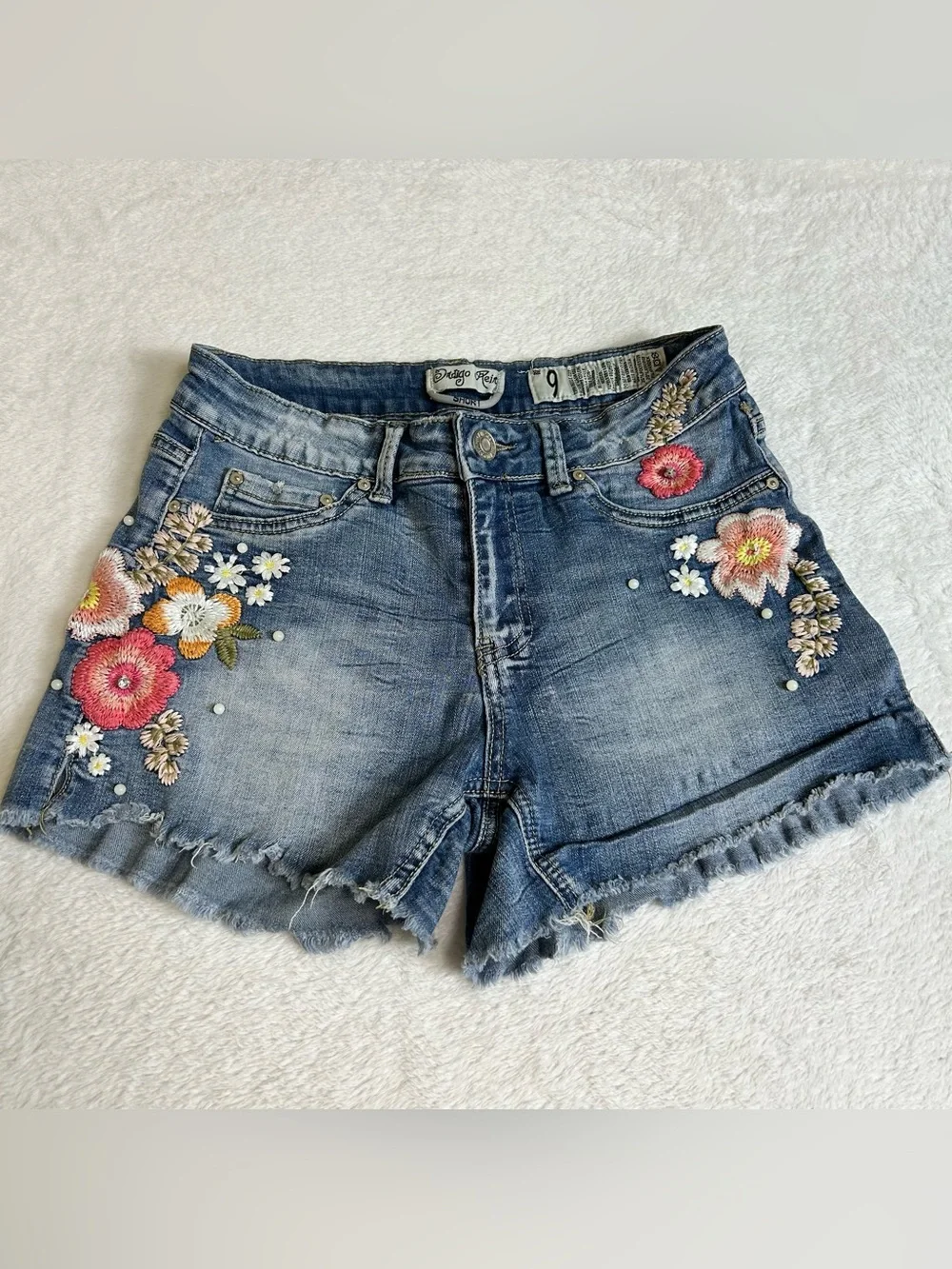 Indigo Rein Women's Shorts Size 9 Blue Denim Embroidered Floral Raw Hem